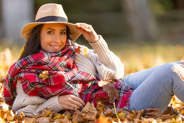 Retrato Uma Jovem Mulher Feliz Roupa Outono Durante Queda Folhas — Fotografia de Stock