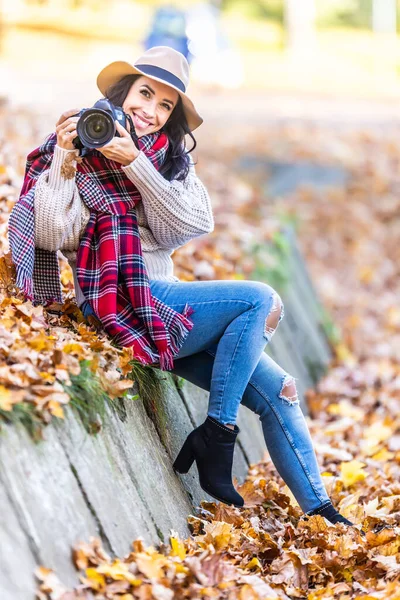 Χαμογελώντας Όμορφη Γυναίκα Φωτογράφος Ένα Καπέλο Και Κομψά Φθινοπωρινά Ρούχα — Φωτογραφία Αρχείου