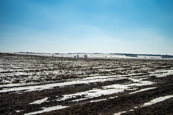 Champ Partiellement Recouvert Neige Sur Une Colline Contre Ciel Bleu — Photo