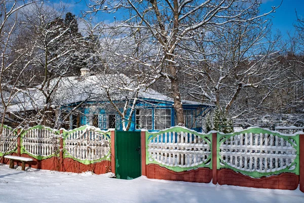 Ένα Παλιό Εξοχικό Σπίτι Κάτω Από Χιόνι Ένα Φράχτη Βαμμένο — Φωτογραφία Αρχείου
