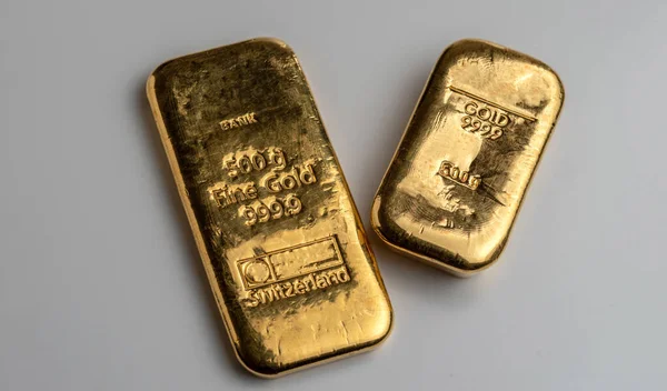 Duas Barras Ouro Diferentes Fabricantes Pesando 500 Gramas Cada Sobre — Fotografia de Stock
