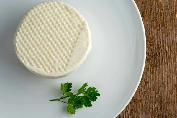 Uma Cabeça Queijo Salgado Feta Com Ramo Salsa Prato Branco — Fotografia de Stock