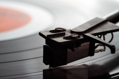 Turntable vinil plak çalar. Analog ses kayıtlarını çoğaltmak için gerekli ekipman. 