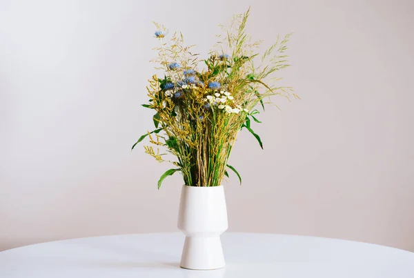 Bouquet Fleurs Sauvages Dans Vase Blanc Sur Une Table Sur — Photo