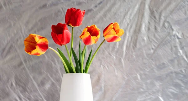 Bouquet Tulipes Rouges Jaunes Dans Vase Blanc Sur Fond Abstrait — Photo