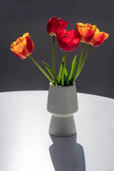 Bouquet Tulipes Rouges Jaunes Dans Vase Blanc Sur Fond Gris — Photo