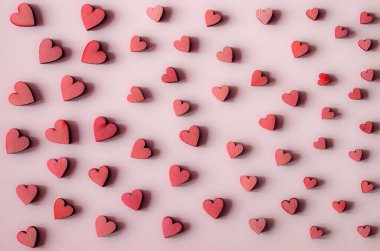 Pembe arka planda kırmızı kalplerin deseni. Neşeli arkaplan.