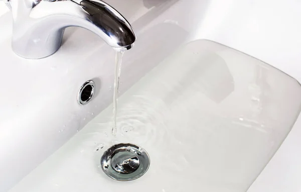 Stream Clean Water Pours Tap Sink Selective Focus — Stock Photo, Image