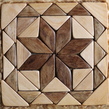 Çeşitli türlerin ahşap parçalarının desenli arka planı, renkler ve şekiller.