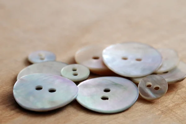 Κουμπιά Από Φυσική Μητέρα Μαργαριταριών Φόντο Ξύλινη Υφή Επιλεκτική Εστίαση — Φωτογραφία Αρχείου