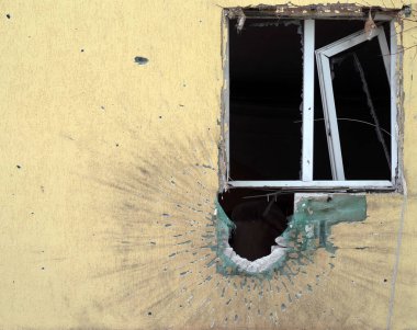 Rus ordusunun kabuğundan evin duvarında bir delik var. Ukrayna 'da Savaş.