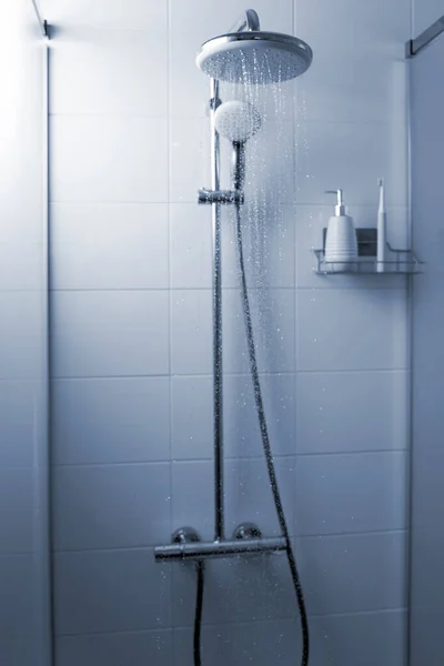 淋浴房里涌出的清澈的水 有选择的重点 — 图库照片