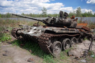 Rus tankı Kyiv bölgesinde Ukrayna ordusu tarafından imha edildi. Seçici odak. 