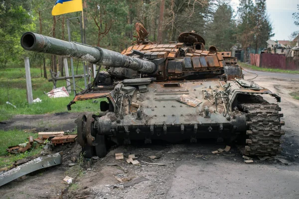 Rus tankının yakınındaki Ukrayna bayrağı Ukrayna silahlı kuvvetleri tarafından yok edildi. Ukrayna 'da savaş. Seçici odak. 