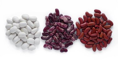 Beyaz arka planda izole edilmiş üç farklı fasulye çeşidi...