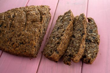 Kepek, keten, kurutulmuş meyve, tohum, fındık ve diğer malzemelerden yapılmış vejetaryen ekmeği..