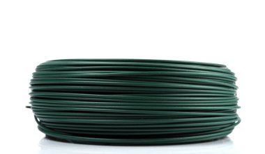 Yeşil PVC kaplamalı tel. Beyaz bir arkaplanda izole edilmiş.