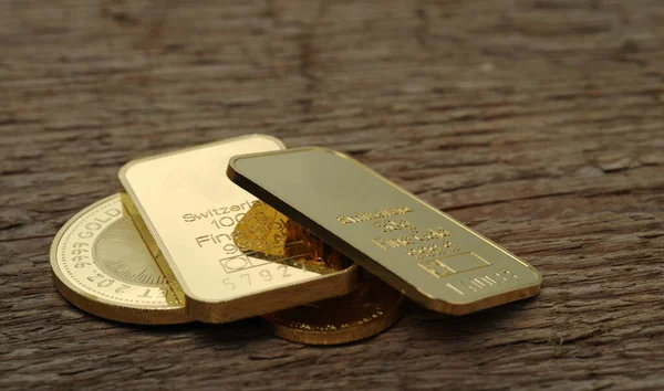 Gold Bullion Minted Bars Coins Wooden Texture Background Selective Focus — Fotografia de Stock