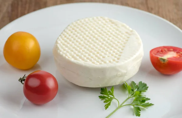 Uma Cabeça Queijo Salgado Está Prato Branco Com Tomate Salsa — Fotografia de Stock