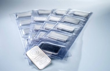 Nane şekerli gümüş külçeler. Plastik paketler halinde ve paketlenmemiş. Seçici odak.