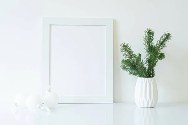 Maquette Cadre Blanc Avec Branche Sapin Vase Décorations Noël Blanches Photo De Stock