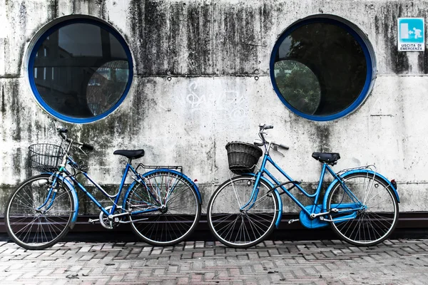 Два голубых велосипеда — стоковое фото