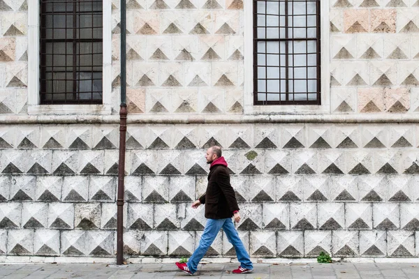 Menino andando sobre o fundo branco — Fotografia de Stock