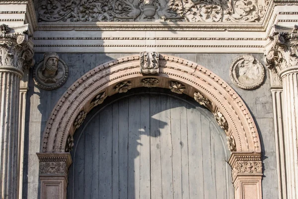 Porta arqueada do edifício Prosperi Sacrati — Fotografia de Stock