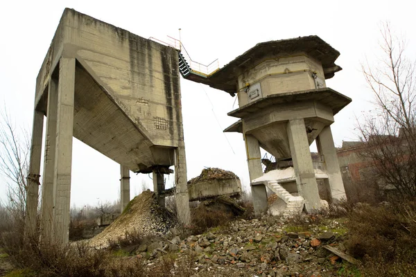 Edifici in cemento vecchi e abbandonati — Foto Stock