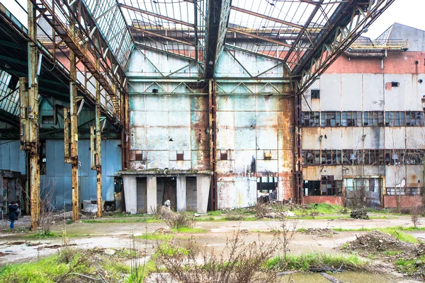 Edifícios de betão velho e abandonado — Fotografia de Stock