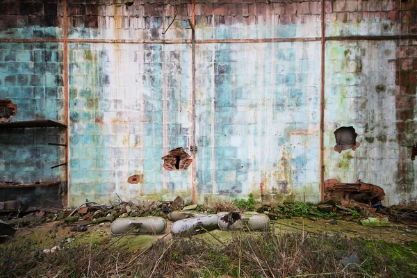 Edifícios de betão velho e abandonado — Fotografia de Stock