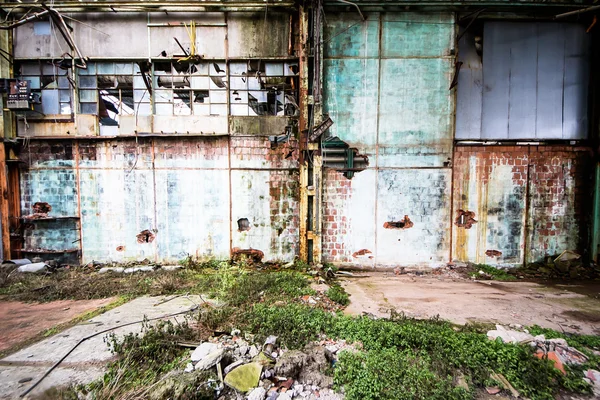 Edifícios de betão velho e abandonado — Fotografia de Stock