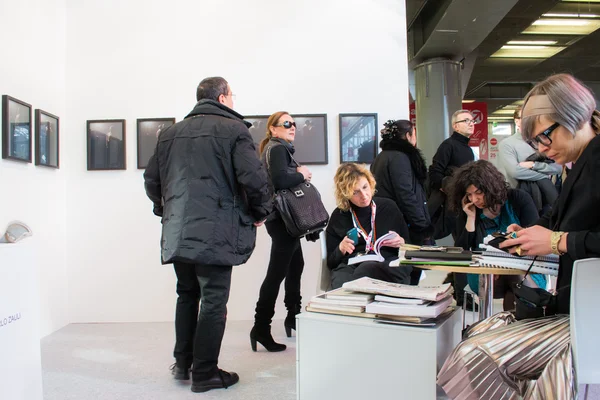 In een kunstbeurs — Stockfoto