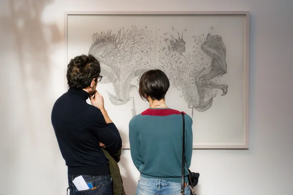 genç bir çift bir resmi bakarak