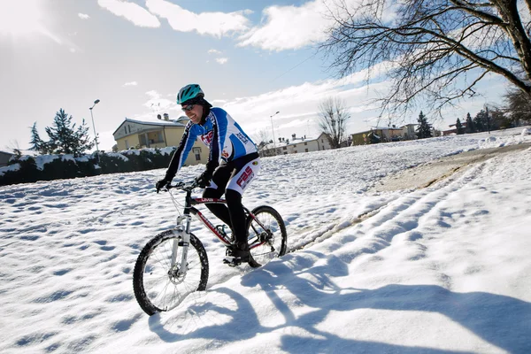 Persona en la montaña en la nieve — Foto de Stock