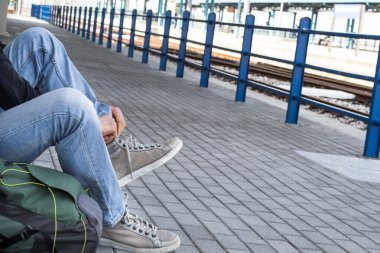 bir kişi ayakkabı bağlama