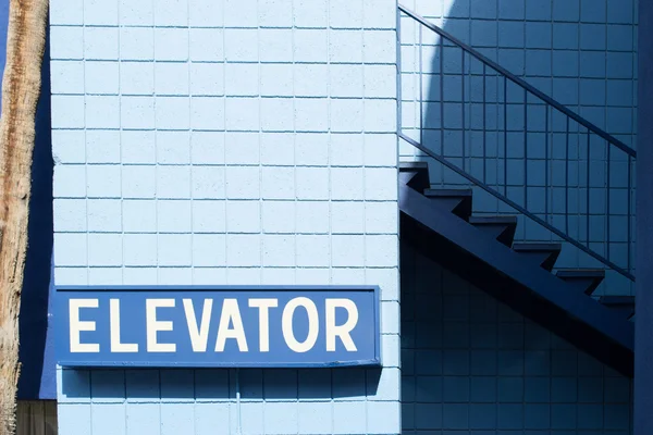 Pokyny k výtahu na modrém pozadí — Stock fotografie