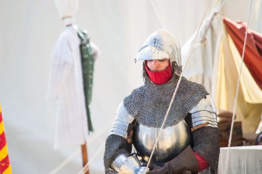 Ortaçağ zırhlı adam.