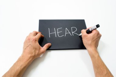 iki el bir siyah arka plan üzerine 