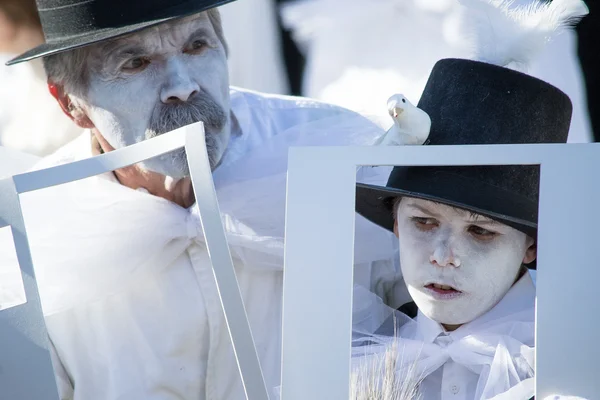 adam ve çocuk katiyen beyaz yüz