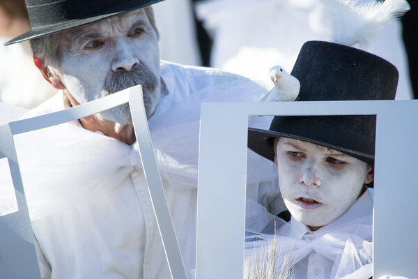 мужчина и ребенок с белым лицом
