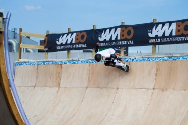 hileler kaykay üzerinde bir rampa ile çocuk mu