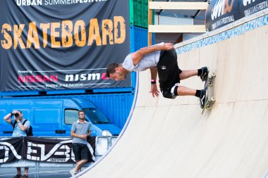 hileler kaykay üzerinde bir rampa ile çocuk mu