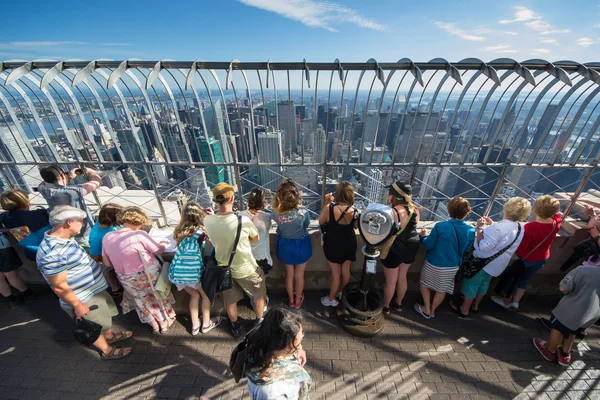 Menschen auf dem Empire State Building — Stockfoto