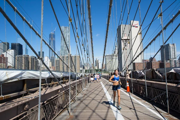 Brooklyn Köprüsü üzerinde çalıştırmak — Stok fotoğraf