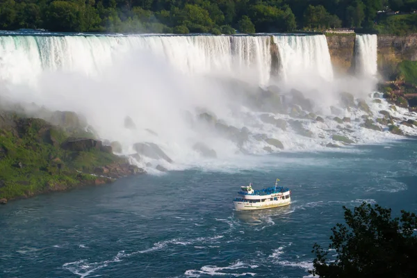 Tourboat at niagara falls — Stock Photo, Image