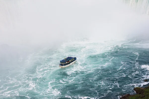 尼亚加拉大瀑布附近的船 — 图库照片