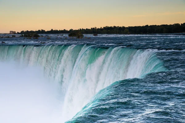 Gün batımında Niagara Şelalesi