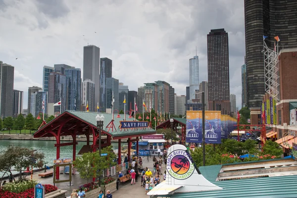 Chicago skyline by navy pier — стоковое фото