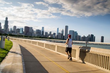 Chicago'da günbatımı sırasında çalışan insanlar